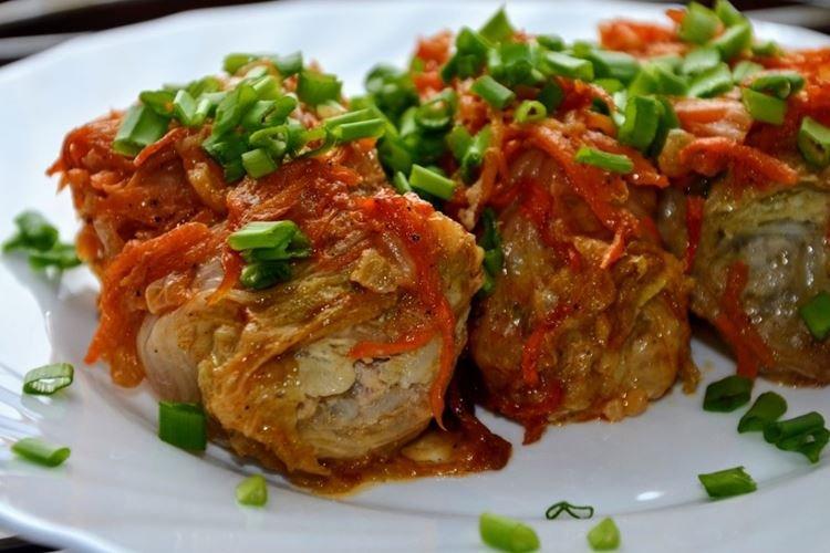 Chou farci au chou de Pékin dans une casserole