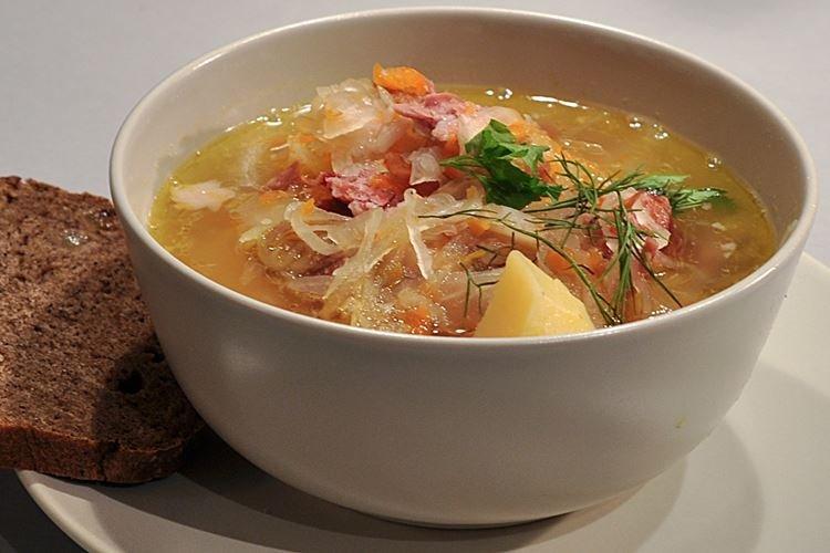 Soupe aux choux avec choucroute et lentilles