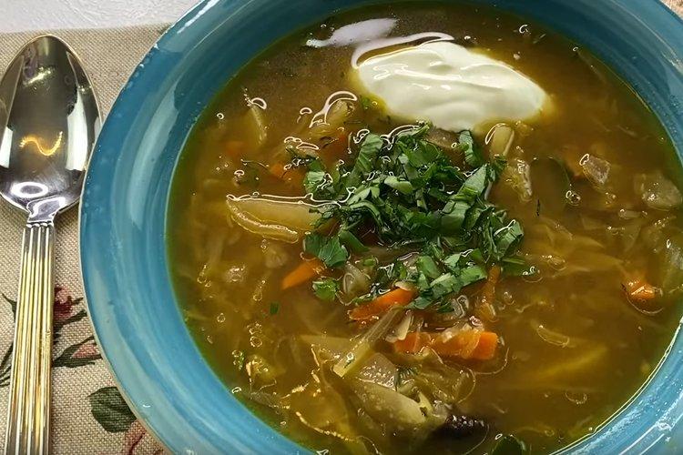 Soupe de choucroute dans une mijoteuse