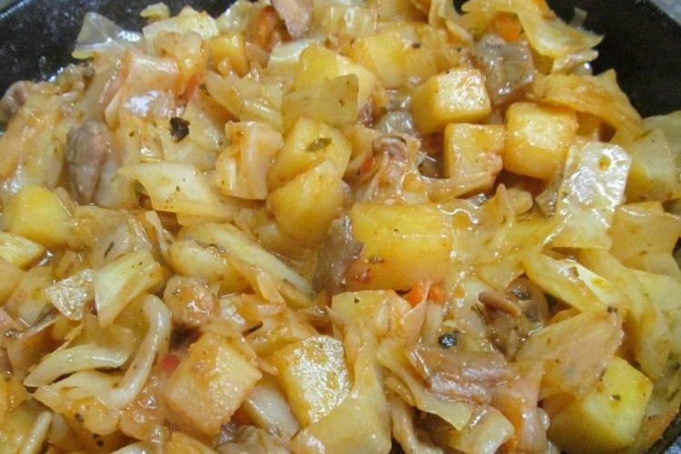Chou cuit avec pommes de terre et viande