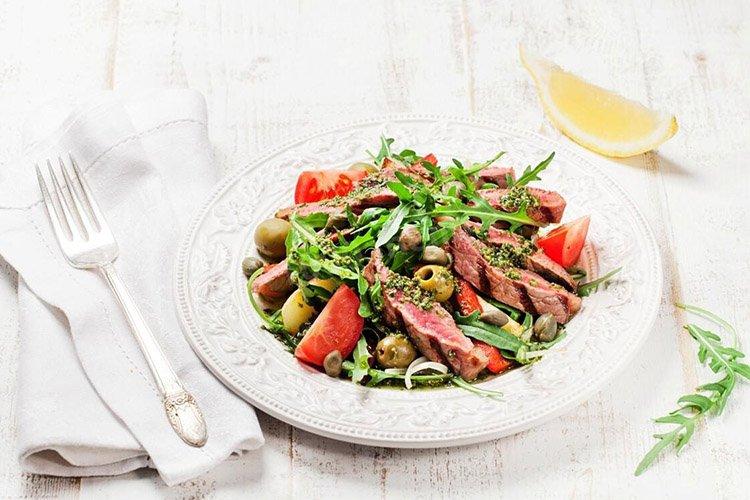 Salade de boeuf, épinards et olives