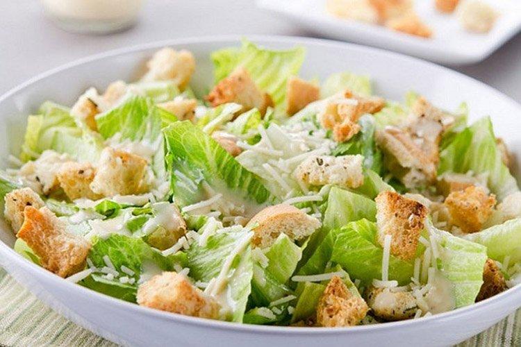 Salade avec croûtons, fromage et olives