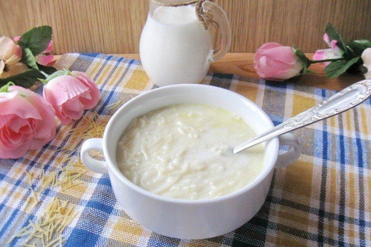 Soupe au lait avec nouilles