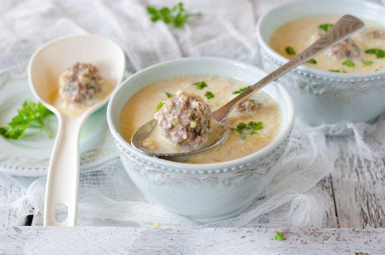 Soupe au lait avec boulettes de viande