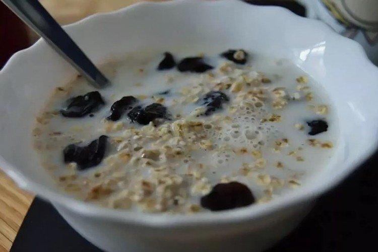Soupe de lait aux flocons d'avoine et pruneaux
