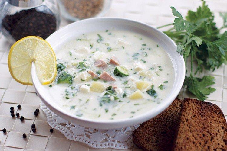 Okroshka sur l'eau avec de la mayonnaise