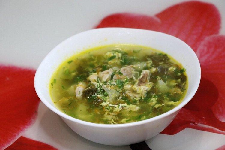 Bortsch vert avec purée d'œufs et oseille