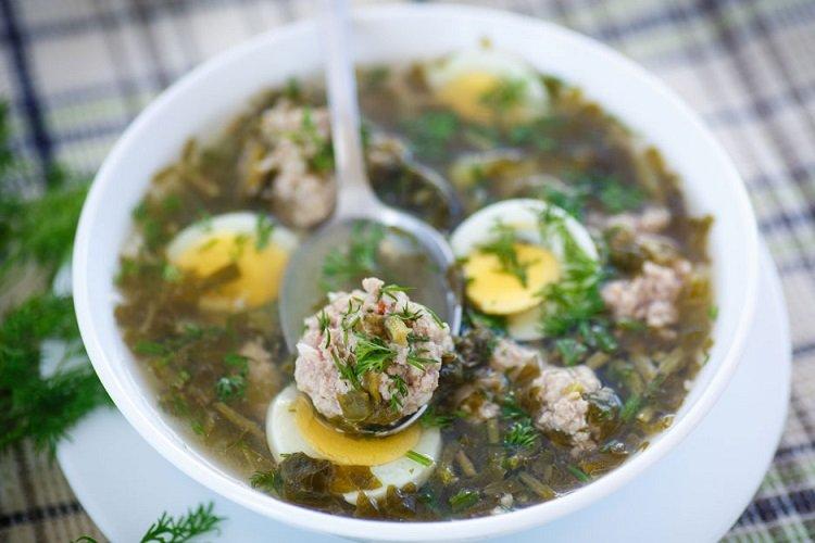 Bortsch vert à l'oseille et aux boulettes de viande