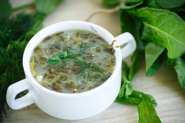 Bortsch vert à l'oseille et à la crème sure