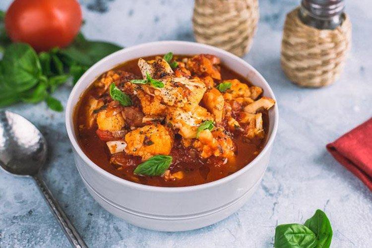 Chou-fleur cuit avec des tomates