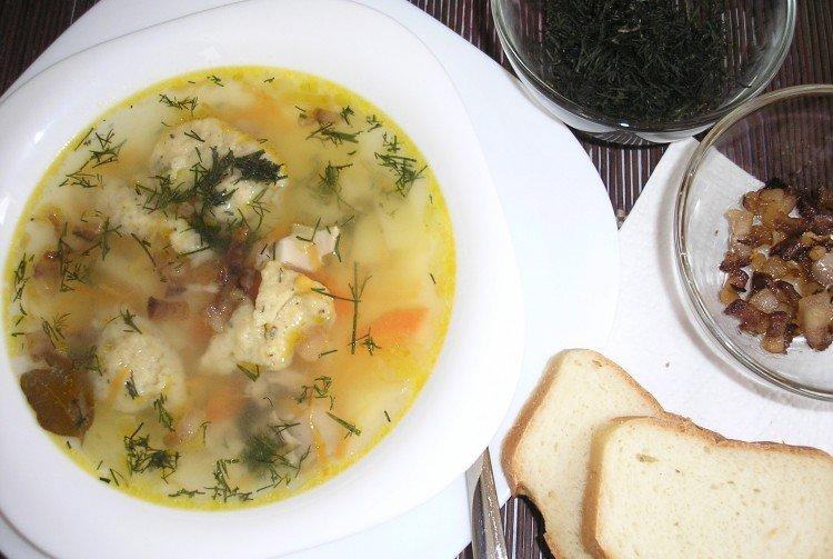 Soupe aux boulettes et aux craquelins