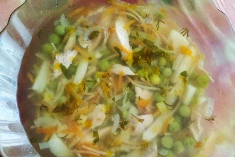 Soupe poulet et nouilles aux petits pois