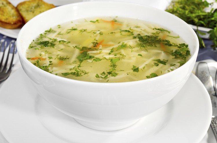 Soupe au poulet, nouilles et chou