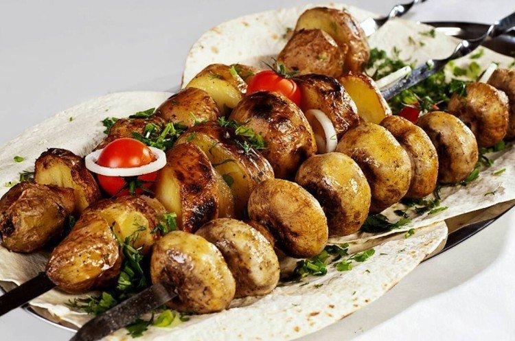Champignons aux pommes de terre grillées