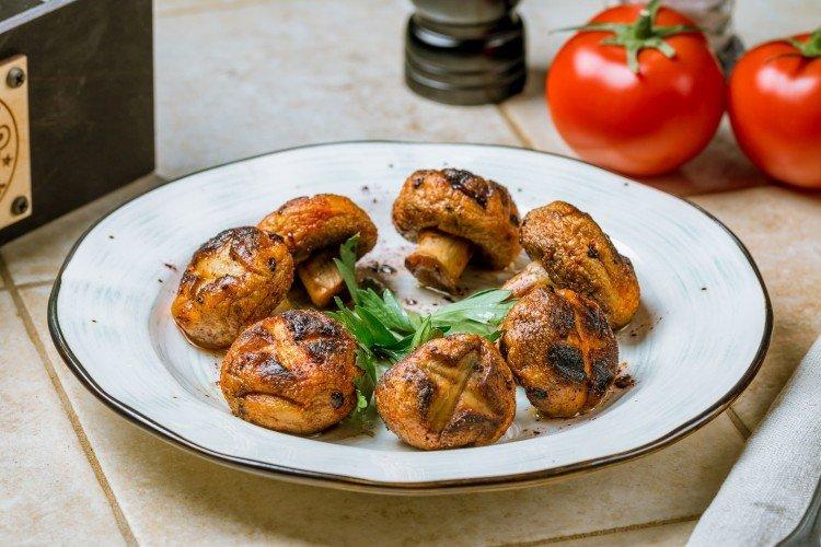 Champignons à la sauce tomate sur le grill