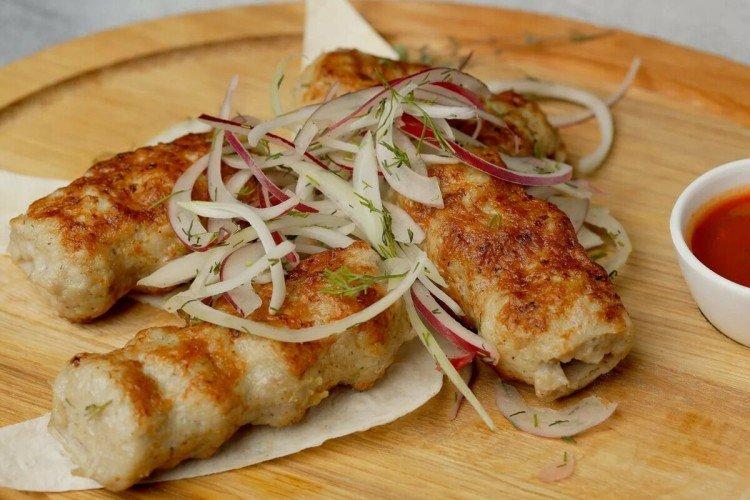 Lula kebab au fromage sur le grill