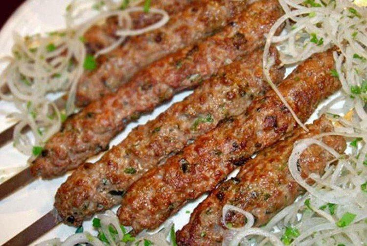 Lula kebab avec des verts sur le gril