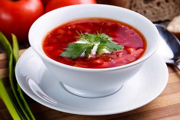 Soupe végétarienne aux betteraves