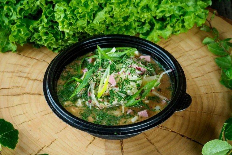 Okroshka sur kvas avec raifort et moutarde