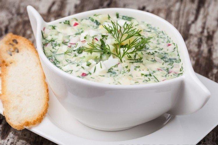 Okroshka sur kéfir avec poulet et chou-fleur