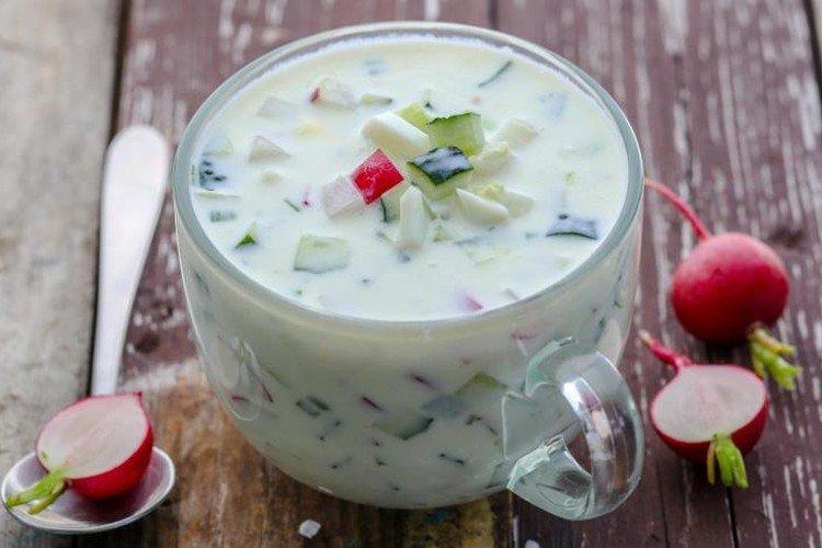 Okroshka sur kéfir avec du fromage Adyghe