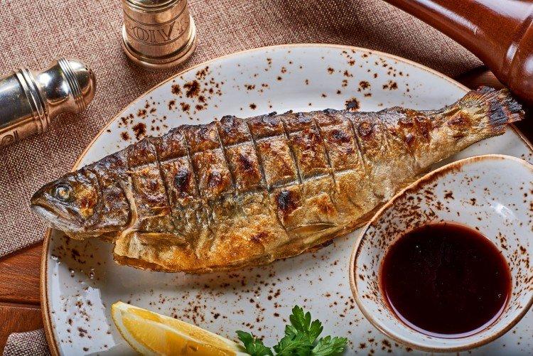 Poisson de rivière sur le grill