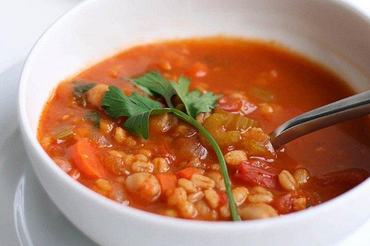 Soupe épaisse à l'orge et aux tomates
