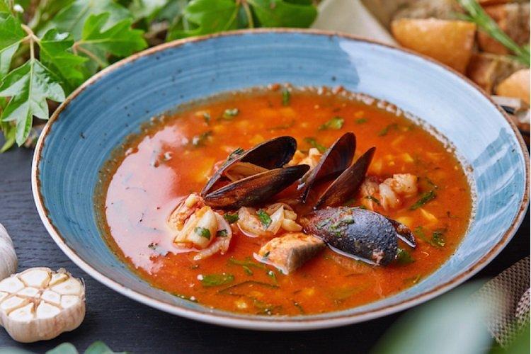 Soupe de tomates aux fruits de mer et oeuf