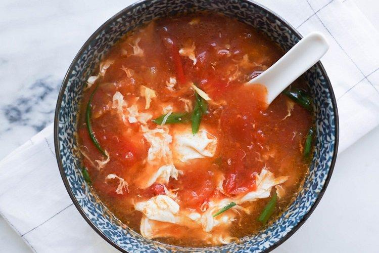 Soupe de tomates à l'oeuf