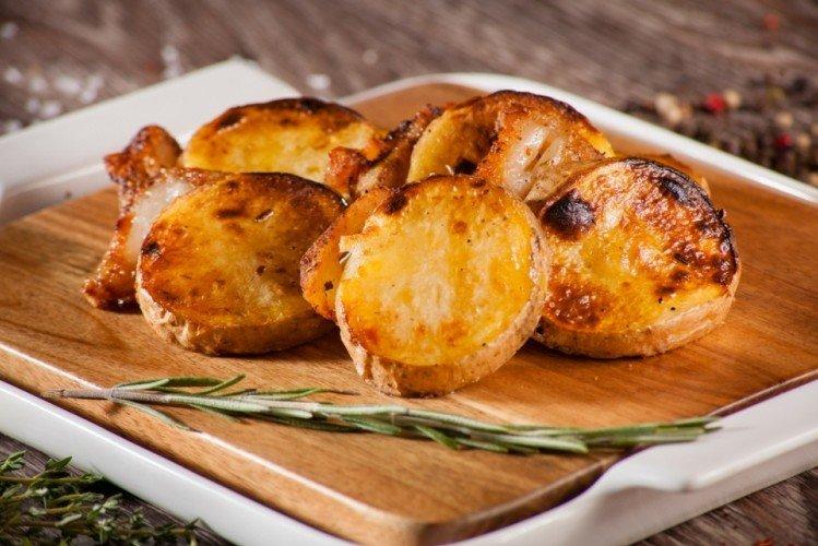 Pommes de terre à la crème aigre cuites sur le gril