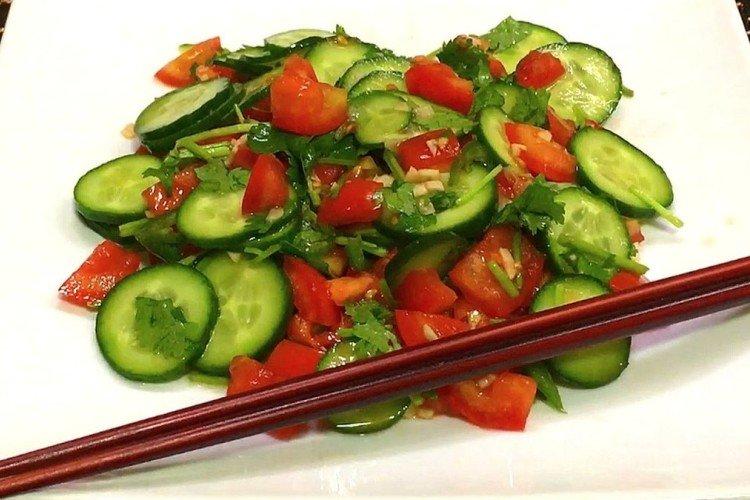 Concombres coréens aux tomates