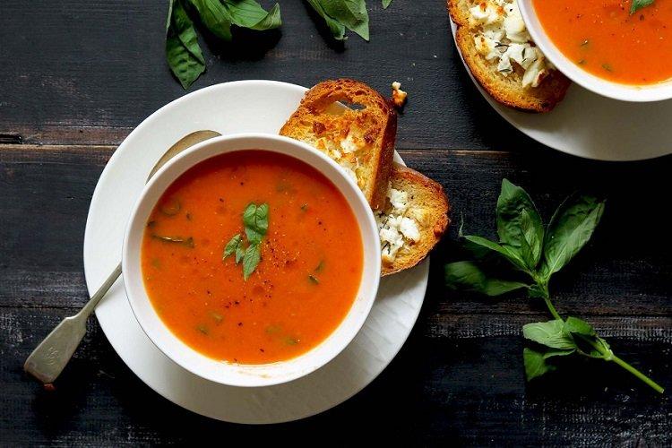 Soupe de tomates au basilic