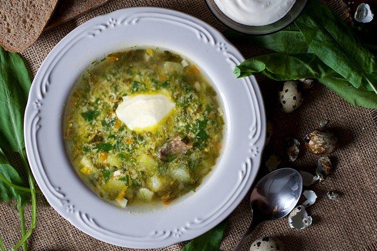 Soupe aux épinards et à la purée d'œufs