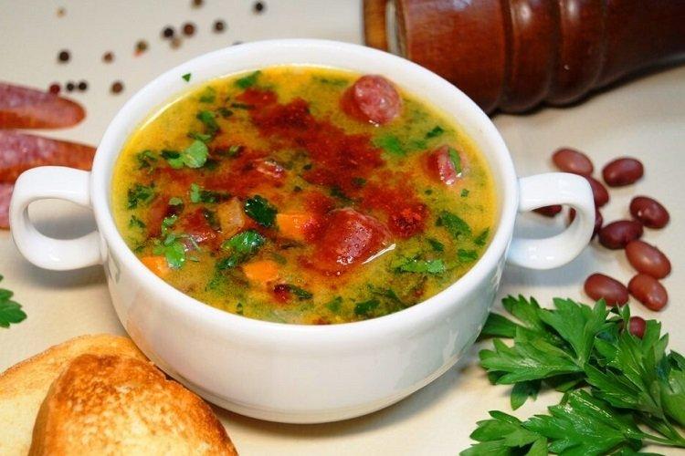 Soupe épicée aux saucisses et aux épinards