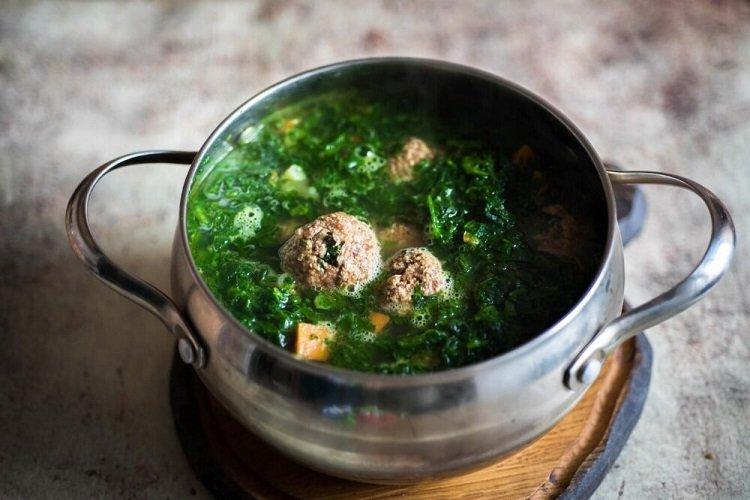 Soupe aux boulettes de viande et aux épinards