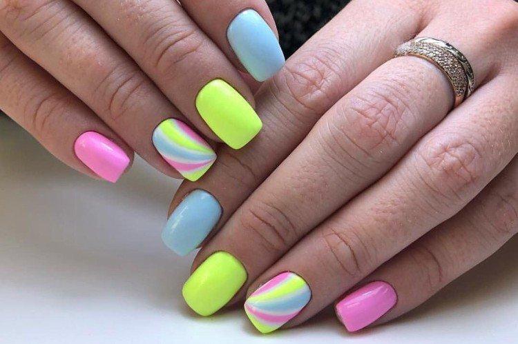 Manucure d'été multicolore 2021