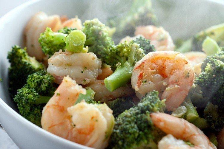 Crevettes aux légumes sur le grill