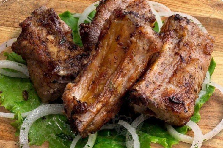 Côtes de porc grillées aux oignons