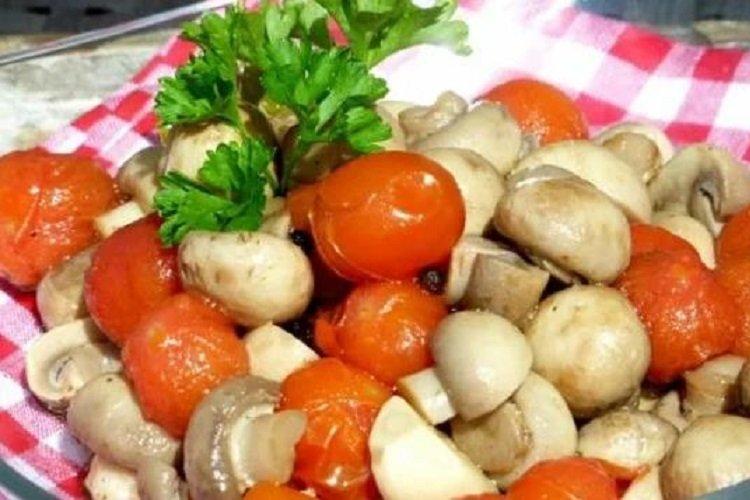 Champignons coréens aux tomates