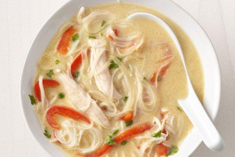 Soupe poulet et nouilles au lait de coco