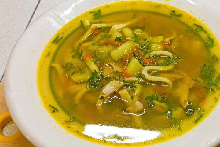 Soupe de poulet aux courgettes et nouilles aux œufs