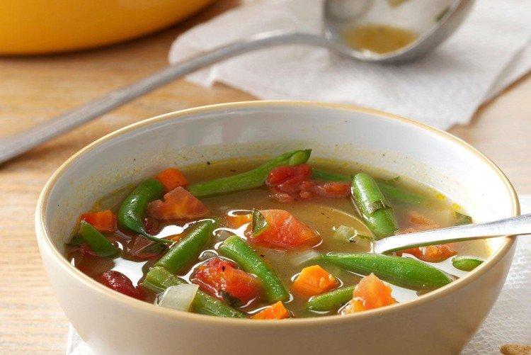 Soupe poulet et nouilles avec vous-même et haricots verts