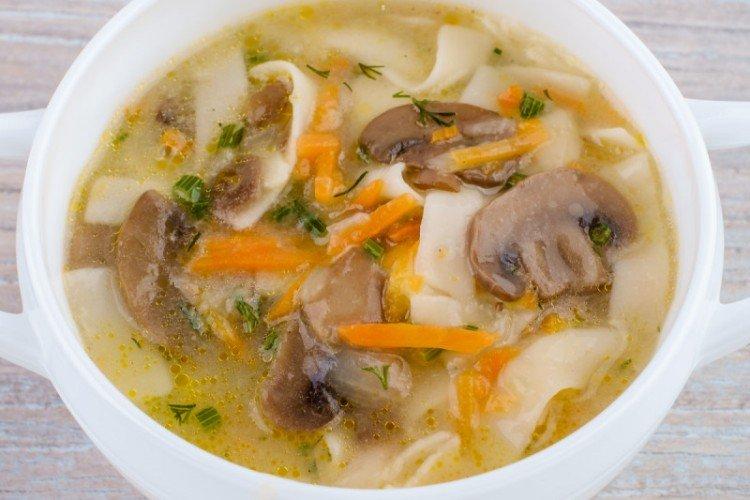 Soupe de poulet aux champignons et nouilles
