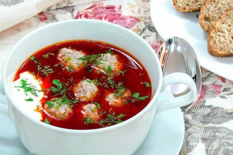 Bortsch aux betteraves et boulettes de viande