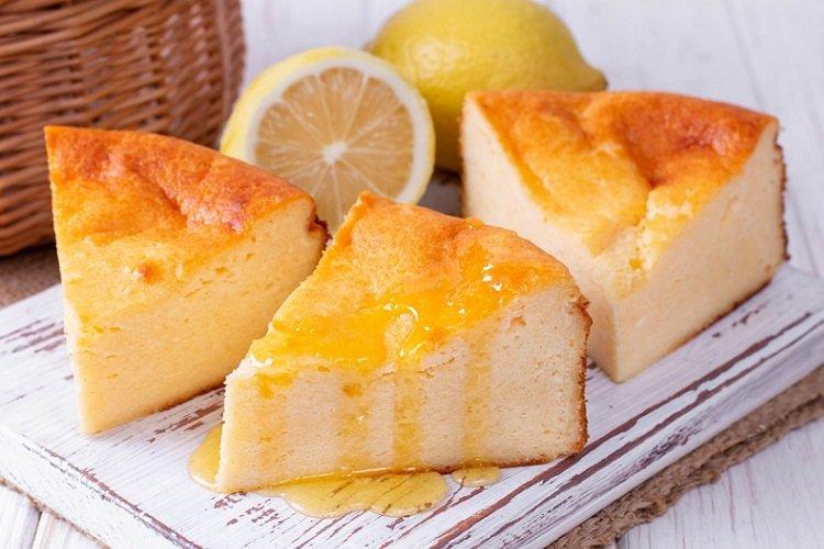 Casserole de fromage cottage-citron avec semoule Casserole de fromage cottage-citron avec semoule