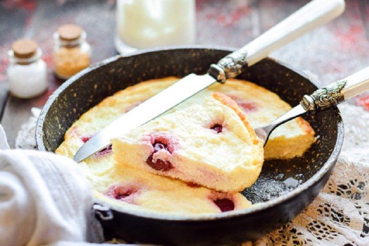 Casserole de fromage cottage et de semoule dans une poêle Casserole de fromage cottage et de semoule dans une poêle
