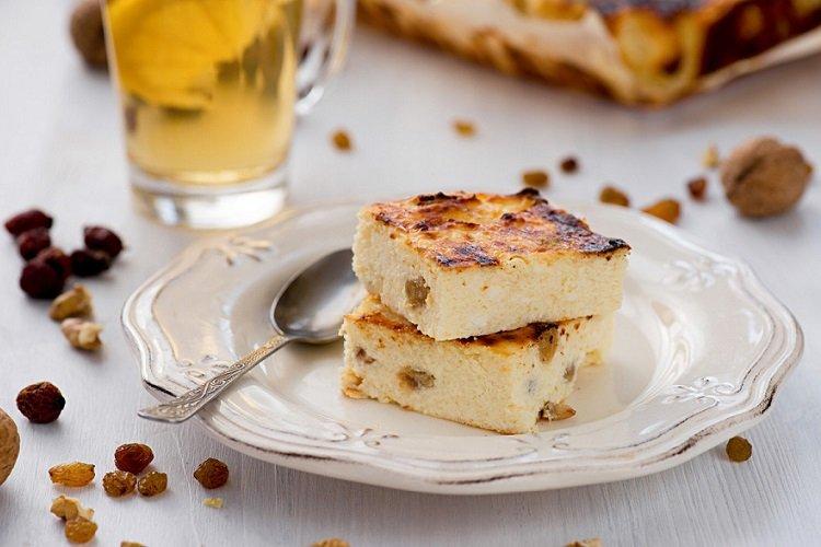 Casserole de caillé à la semoule et aux raisins secs Casserole de caillé à la semoule et aux raisins secs