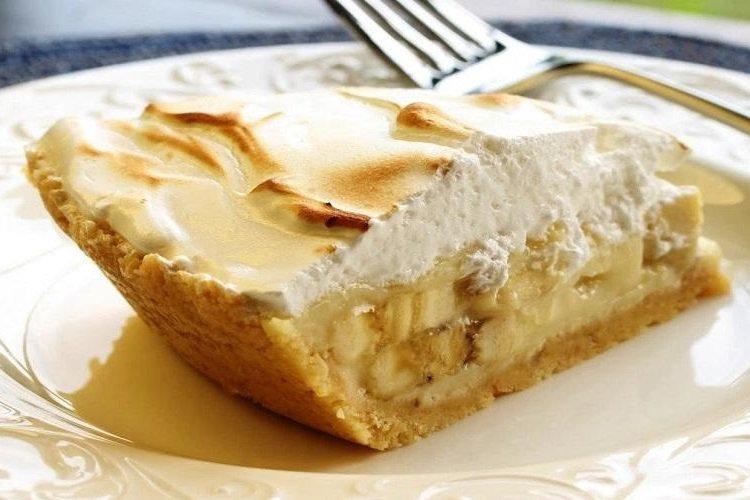 Casserole à base de fromage cottage, semoule, bananes et lait concentré Casserole à base de fromage cottage, de semoule, de bananes et de lait concentré