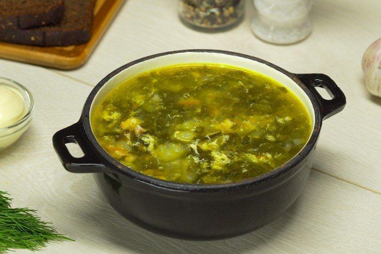 Soupe d'oseille aux œufs et aux épinards