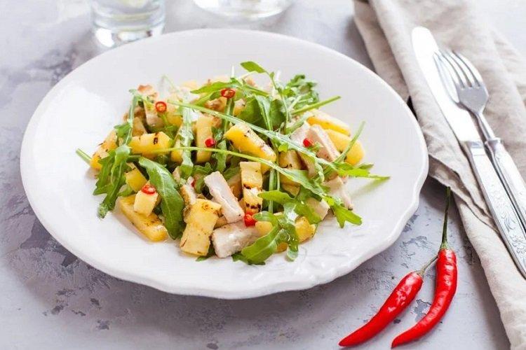 Salade épicée à l'ananas, poulet fumé et roquette